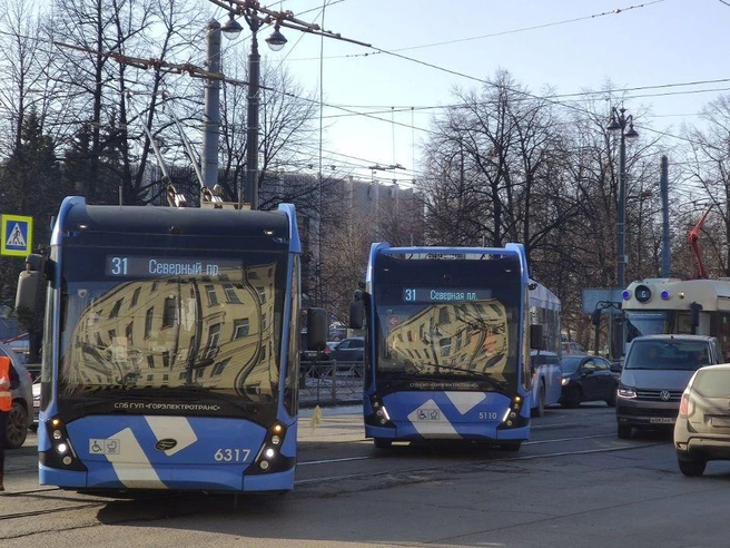 На проезжей части образовалась пробка из автомобилей и общественного транспорта | Источник: Сергей Елгазин