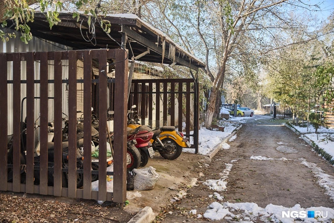 Навес для мотоциклов тоже построил предприимчивый сосед | Источник: Александр Ощепков / NGS.RU