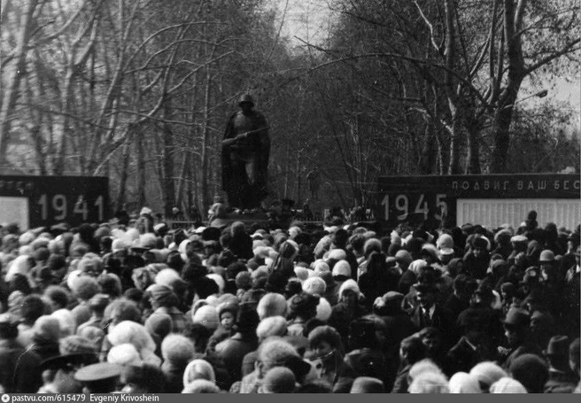 Столпотворение у мемориала павшим солдатам (Колпашевский район, 1980 год) | Источник: pastvu.com