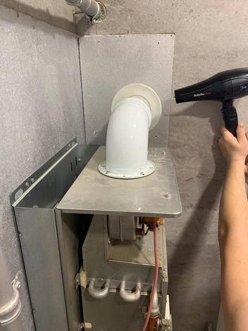 Жители отогревают свои котлы феном | Источник: читательница НГС