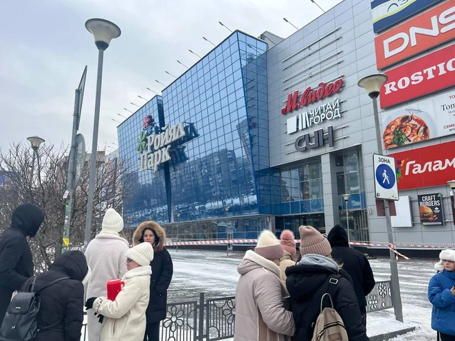 По словам очевидцев, часть людей не успела забрать одежду из гардероба | Источник: Алина Скитович