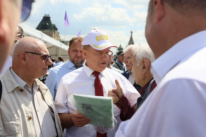 Коммуниста быстро окружили с вопросами и предложениями | Источник: Артём Устюжанин / MSK1.RU