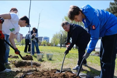 В Астрахани высадили Сад Памяти на центральной набережной
