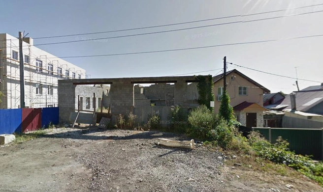 Нас пригласили на встречу к этому недостроенному дому | Источник: Google.ru / maps
