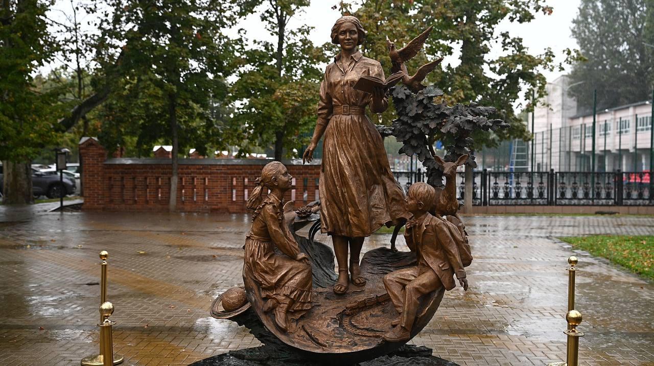 Спустя 30 лет в центре Краснодара открыли обещанный памятник первой учительнице