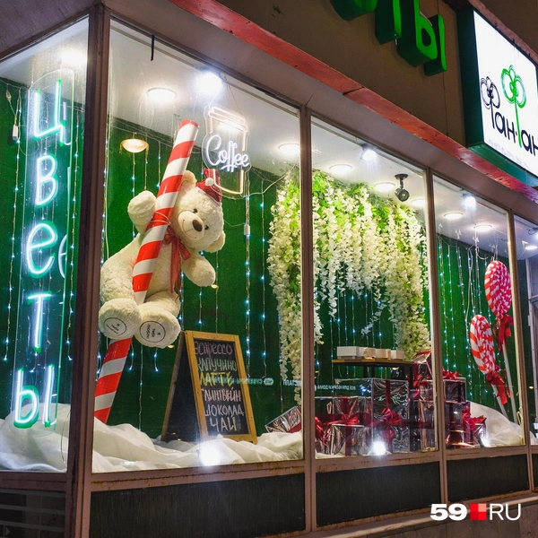 Витрина украшена цветами, белым мишкой и огромными полосатыми соломинками — уже знакомым атрибутом новогодних праздников | Источник: Тимофей Калмаков / 59.RU