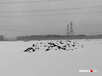 Теперь же поле на высоте деревни, поэтому местные опасаются подтоплений весной | Источник: Михаил Мечев / MSK1.RU