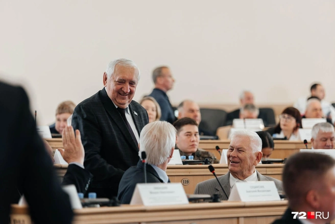 Пришел послушать отчет губернатора депутат гордумы и бывший мэр Тюмени Степан Киричук  | Источник: Ирина Шарова / 72.RU