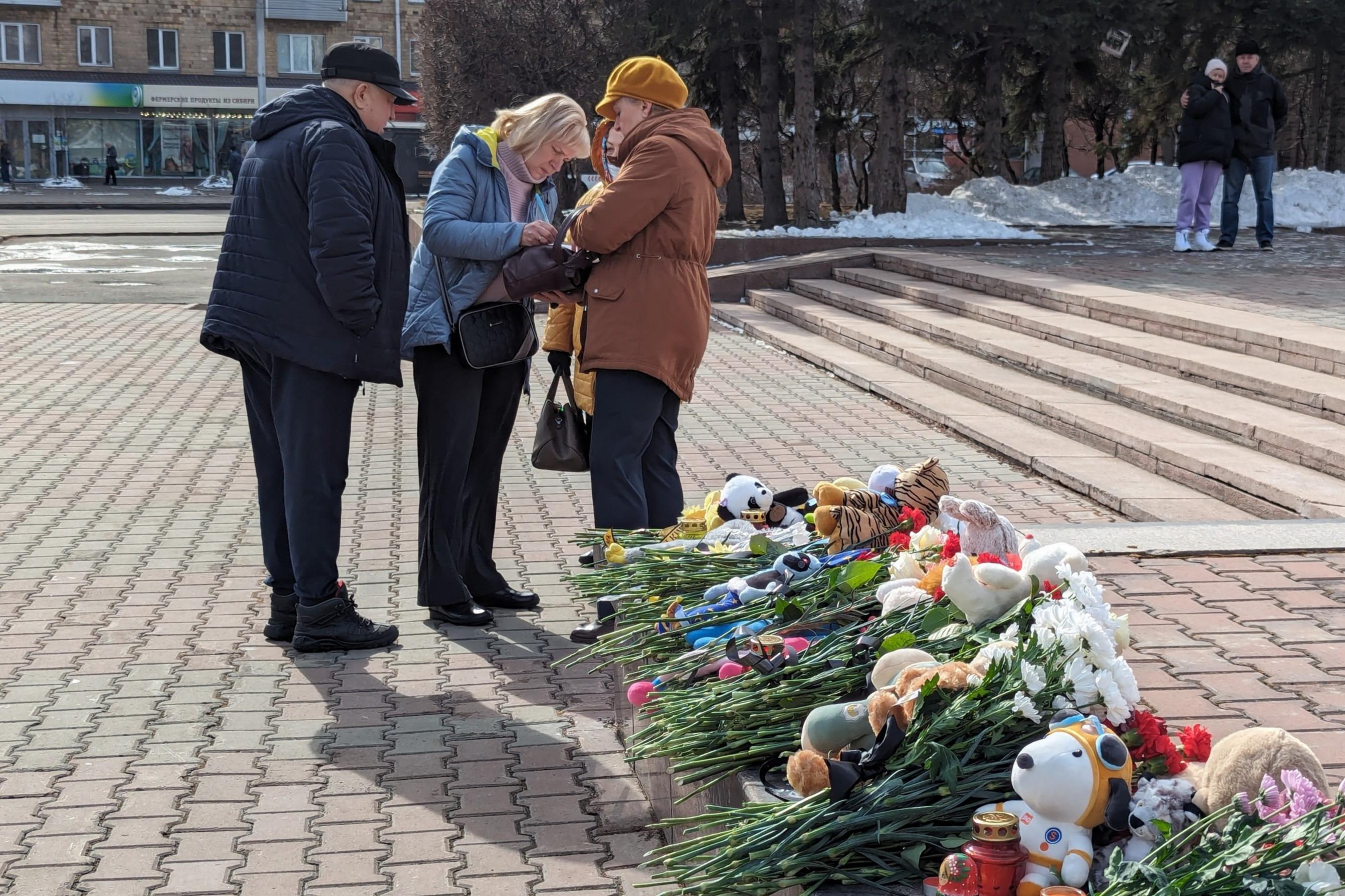 В Красноярске на Красной площади женщина собирает подписи за смертную казнь  - 24 марта 2024 - НГС24.ру