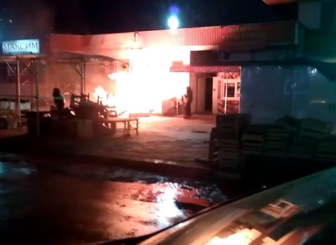 Опубликовано видео пожара у ТЦ «Полетаевский» | ya62.ru