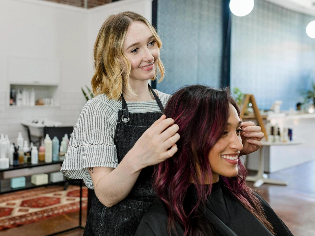 Психологи объяснили, почему в салонах женщинам советуют короткие стрижки (и дело не в деньгах) | marieclaire.ru