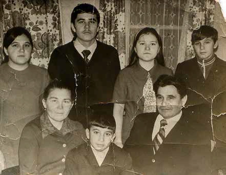 Отец, мать и пятеро детей Васимовых | Источник: vasimov.marat / instagram.com (относится к Meta, включена в реестр террористических экстремистских организаций, деятельность запрещена в РФ)