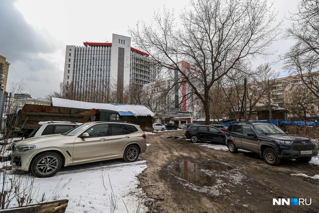 Улицу будут застраивать, но пока она выглядит грустно | Источник: Наталья Бурухина / NN.RU