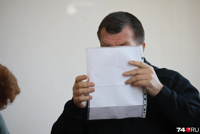 В присутствии СМИ Сергей Малетин все заседание старательно закрывал свое лицо от камеры | Источник: Михаил Шилкин