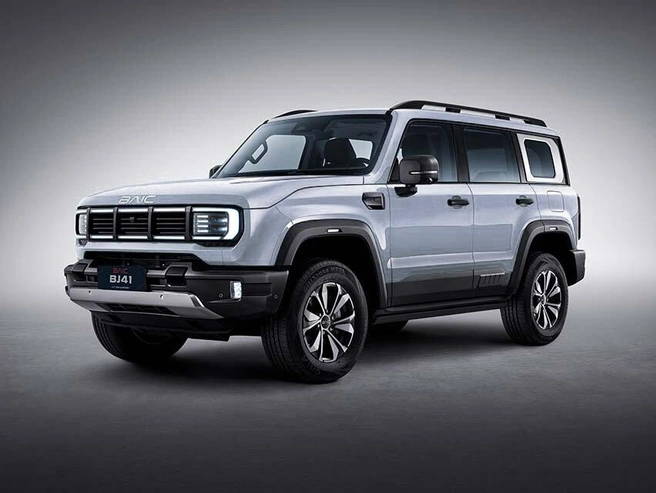 Автомобили BAIC собирают на калининградском «Автоторе», но в 2026 году марка изменит стратегию. Легковые модели и кроссоверы уйдут, останутся только «проходимцы» серии BJ. К двум рамникам BJ40 и BJ60 добавятся BJ41 (на фото) и кроссовер BJ30. По сути, BJ41 является новым поколением «сороковки», чуть крупнее ее и приятнее по дизайну. Полный привод и силовые агрегаты, включая дизель, унифицированы с BJ40 | Источник: baic-auto.ru
