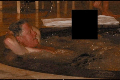 Билл Клинтон объяснил фото в джакузи на допросе по делу Эпштейна