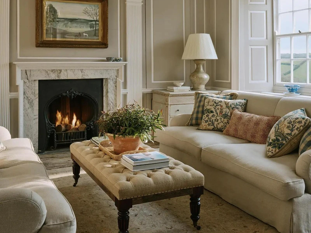 Диваны HÁM в ткани Lewis & Wood. Оттоманка, Harrison. Краска Elephant's Breath, Farrow & Ball. | Источник: Кристофер Хорвуд