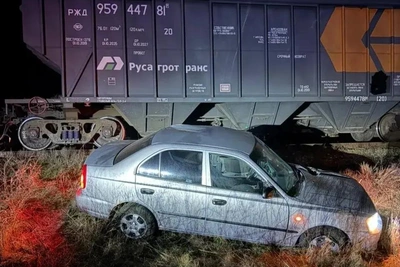 Подросток врезался в поезд на родительском авто