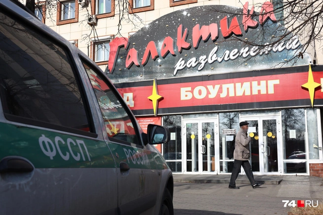 Замечена также возле входа машина судебных приставов  | Источник: Наталья Лапцевич