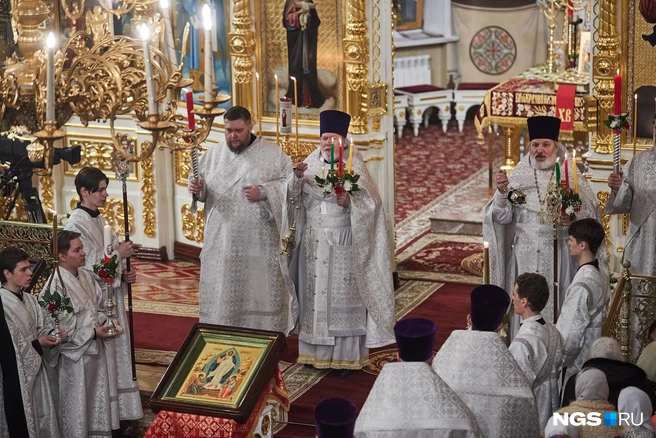 Освящение куличей, яиц и другой праздничной снеди началось утром, после завершения службы | Источник: Александр Ощепков / NGS.RU