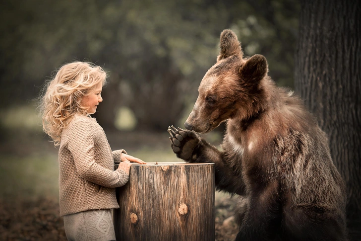 Девочка и медведь | Источник: Smolina Marianna/Shutterstock/Fotodom.ru