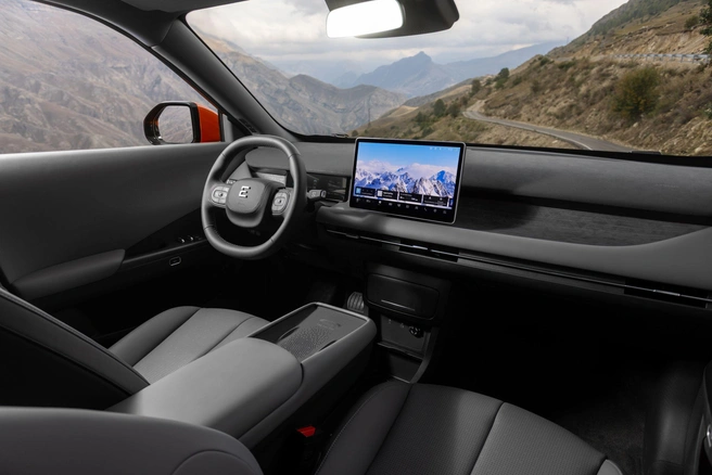 Интерьер минималистичен, имеет 13-дюймовый дисплей и не копирует решения Kia EV3 | Источник: пресс-служба компании Evolute