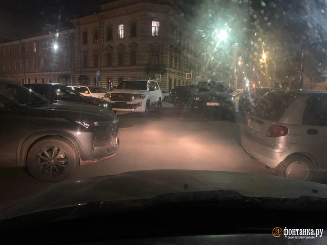 Малая Посадская оказалась забита машинами уже вечером 18 марта | Источник: читатель «Фонтанки»