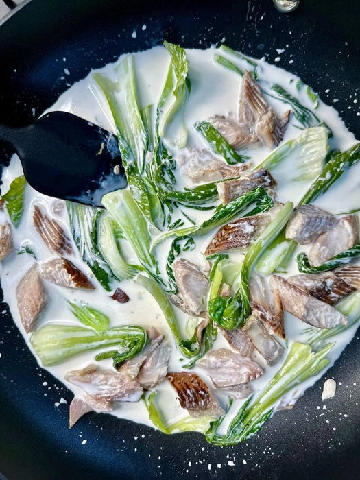 Омуль прогреваем с бок-чоем в сливках | Источник: «Otkidachef | Кулинарный блог»/ T.mе