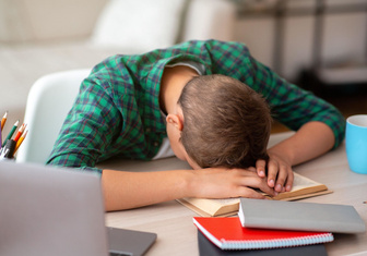 Ученые рассказали, чем опасен подростковый недосып