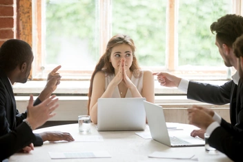 Негатив со стороны начальника и коллег: как реагировать?