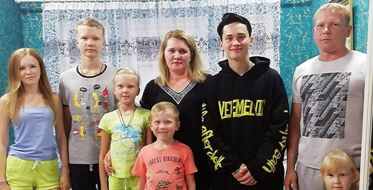 Популярный тиктокер вырос в детдоме, а затем в 13 лет попал в многодетную семью