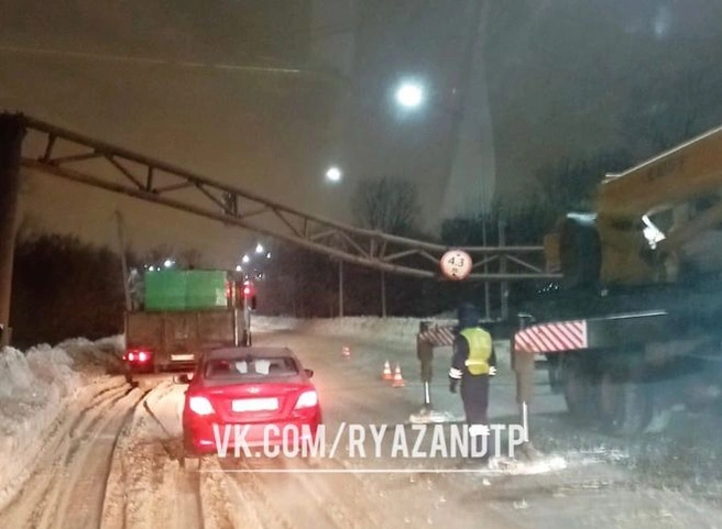 На Ряжском шоссе КАМАЗ снес ограничитель высоты | ya62.ru