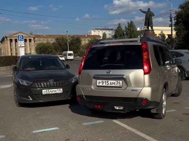 Аварию на парковке удалось снять на видео | Источник: dallastrega / Instagram (соцсеть запрещена на территории РФ)