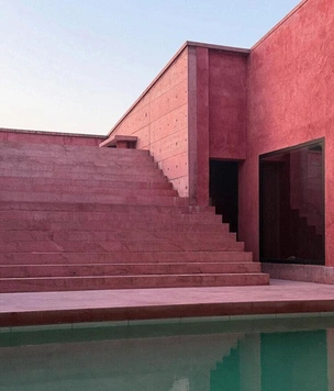 Дом с двором-бассейном в Албании: экология через традиции