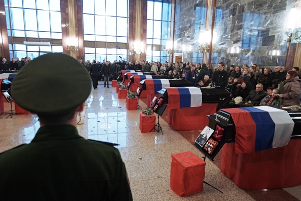 Прощание с жертвами катастрофы на военном кладбище в Подмосковье