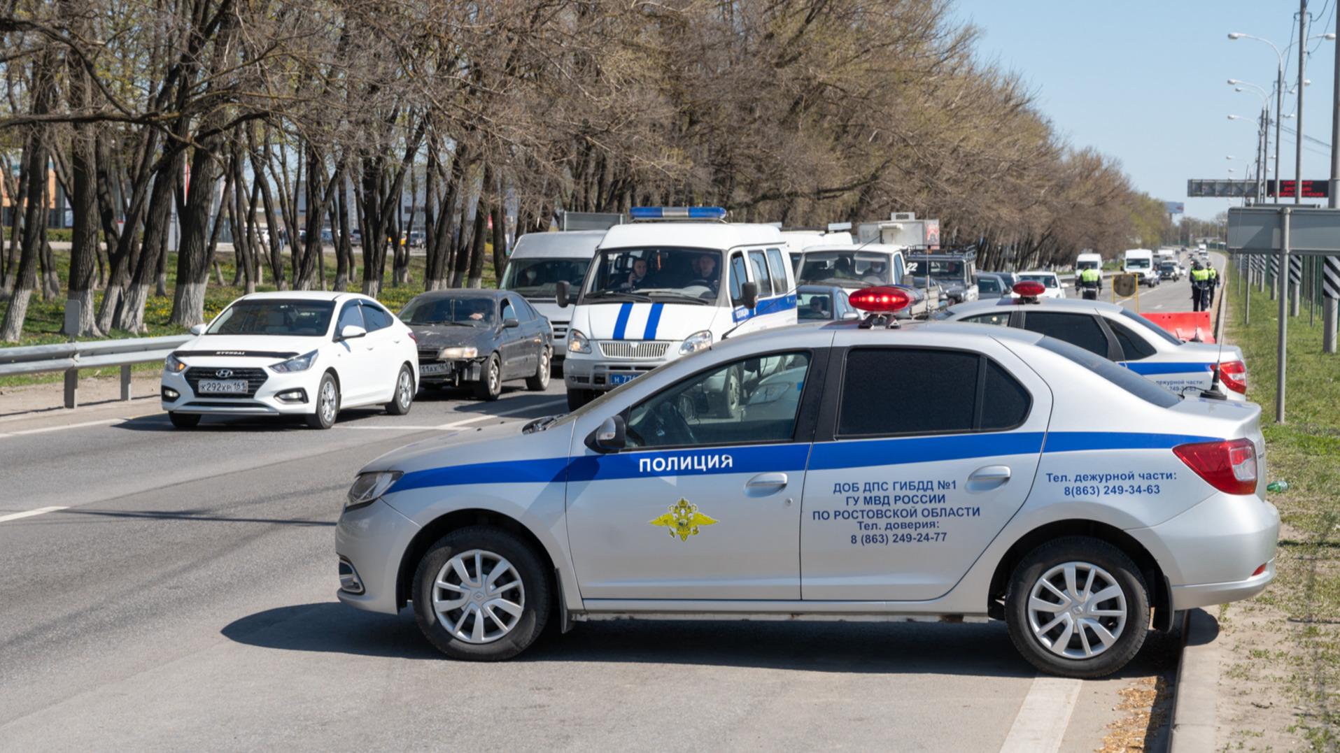 На Театральной площади в Ростове-на-Дону машина ДПС столкнулась с кроссовым  мотоциклом - 24 апреля 2023 - 161.ру