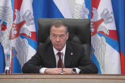 Медведев стал главным редактором учебников обществознания