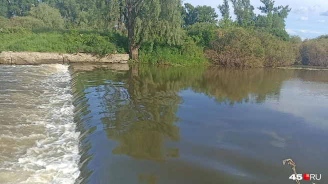 На водопад можно смотреть часами. Если бы не комары… | Источник: Анна Сарапульцева / 45.RU