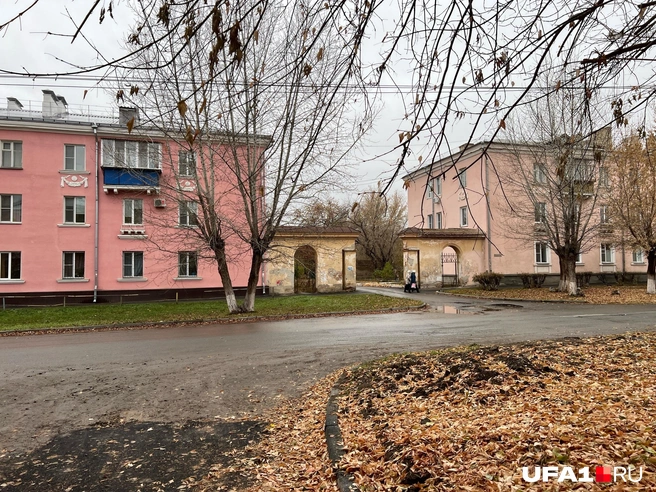 Однако этим домам розовый цвет как будто даже подходит | Источник: Андрей Бирюков / UFA1.RU