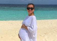 Елена Темникова впервые показала беременный живот