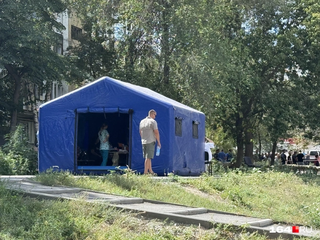 Во дворе развернут оперативный штаб | Источник: Сергей Петунин / 164.RU