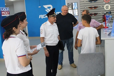 Полицейские и общественники проверили магазины мототехники в Майкопе