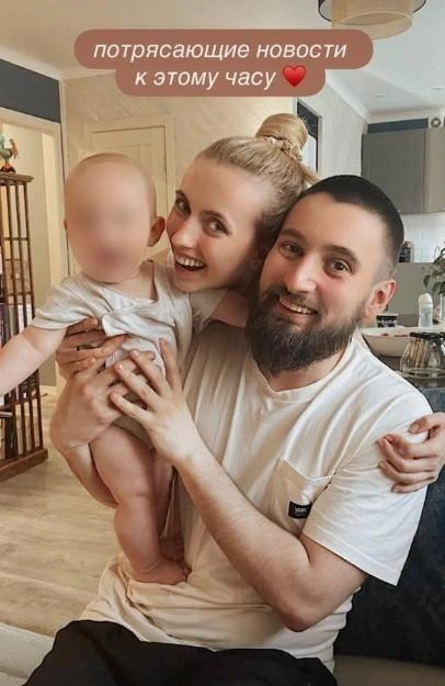 На фото: Алина и Роман Лаас, а также их маленький сын Юра  | Источник: @alina.balance / Instagram.com (деятельность организации запрещена на территории РФ)