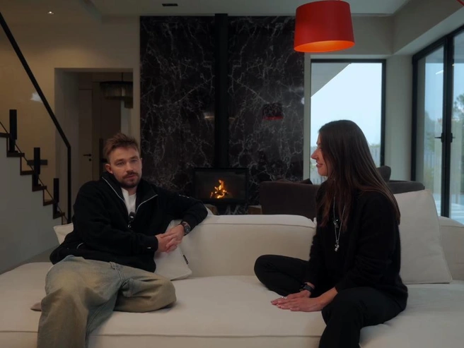 Одной из особенностей гостиной в доме Петрова стал камин. | Источник: «Qhouse | Ильинские холмы» / RuTube