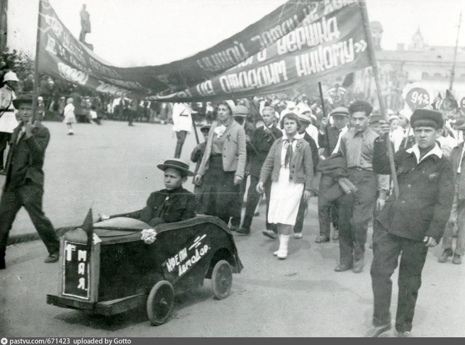 А так люди праздновали в 1935-м | Источник: Pastvu.com