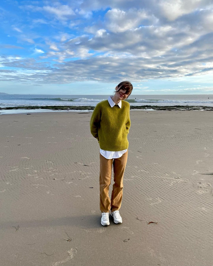 Когда не знаешь, что надеть: уютный образ Лили Коллинз для прогулки с оливковым свитером и белой рубашкой