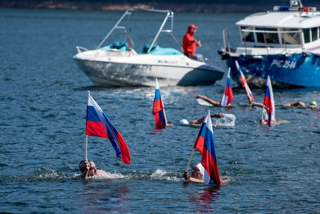 Проплыв 180 км в холодной воде, спортсмены вместе финишировали на Шумихе | Источник: krskstate.ru