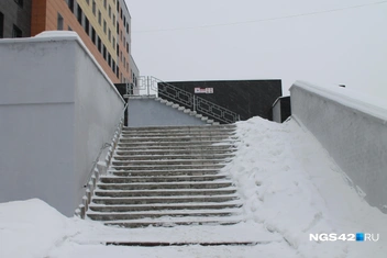 Чтобы попасть домой, жителям «Паруса нужно взобраться на высокое крыльцо | Источник: Елена Гуськова / NGS42.RU