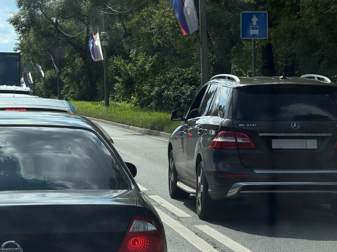 На одном из столбов видна камера, но, судя по всему, штрафы не пугают водителей | Источник: Темур Абдуллаев / Vk.com