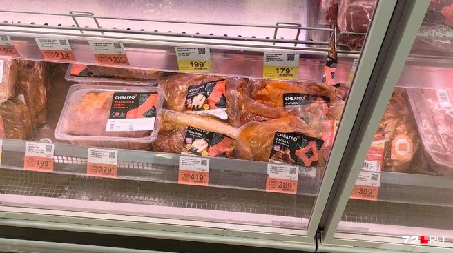 Такие цены на мясо других производителей. Выбор здесь не такой большой, как в гипермаркетах сети  | Источник: Павел Красоткин / 72.RU
